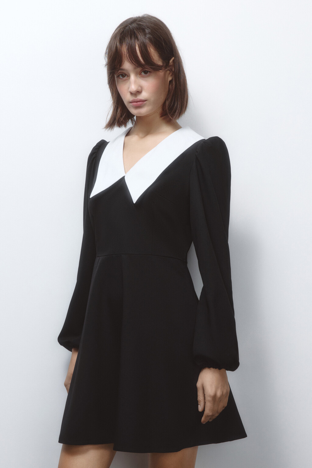 Платье мини приталенное с белым воротничком - цвет черный - 3