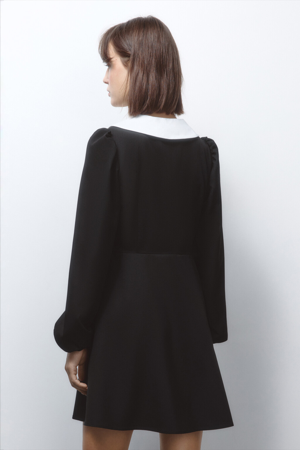 Платье мини приталенное с белым воротничком - цвет черный - 4