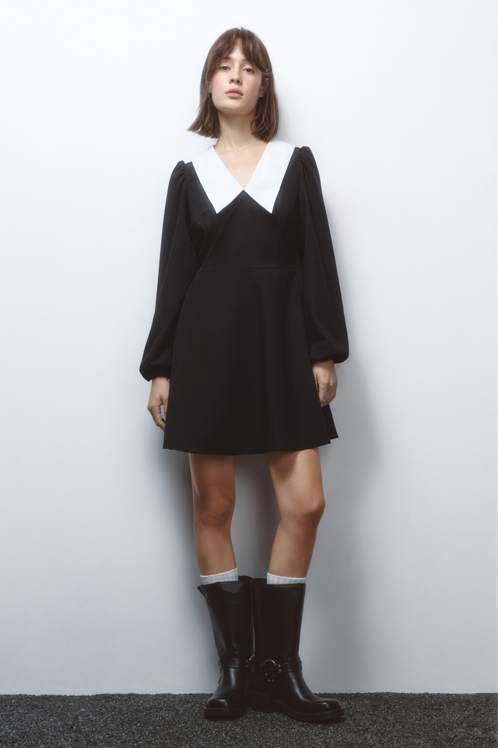 Платье мини приталенное с белым воротничком - цвет черный - 5