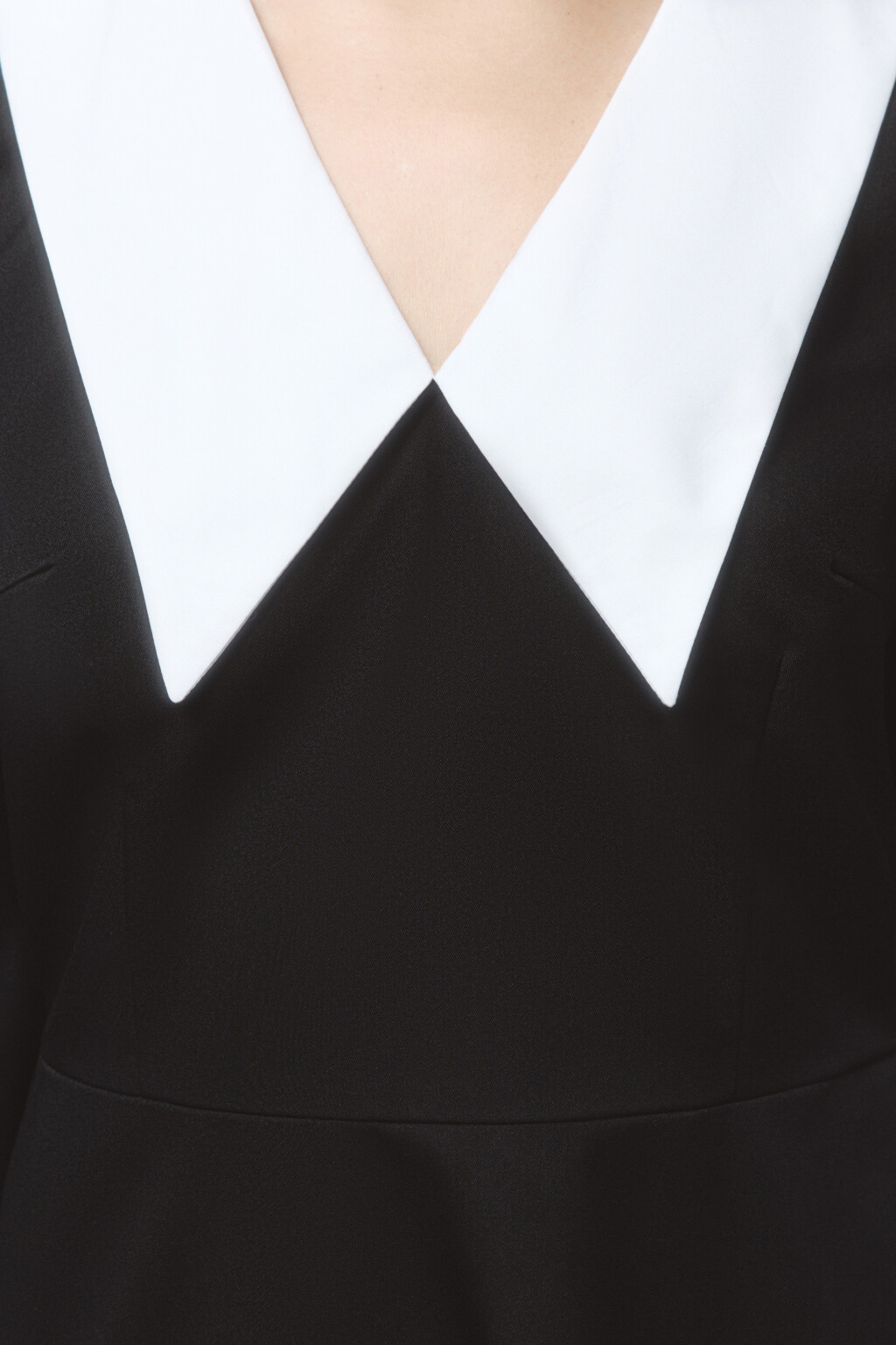 Платье мини приталенное с белым воротничком - цвет черный - 6