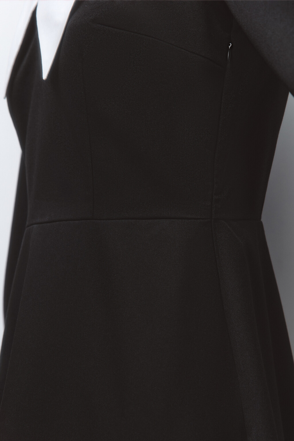 Платье мини приталенное с белым воротничком - цвет черный - 7