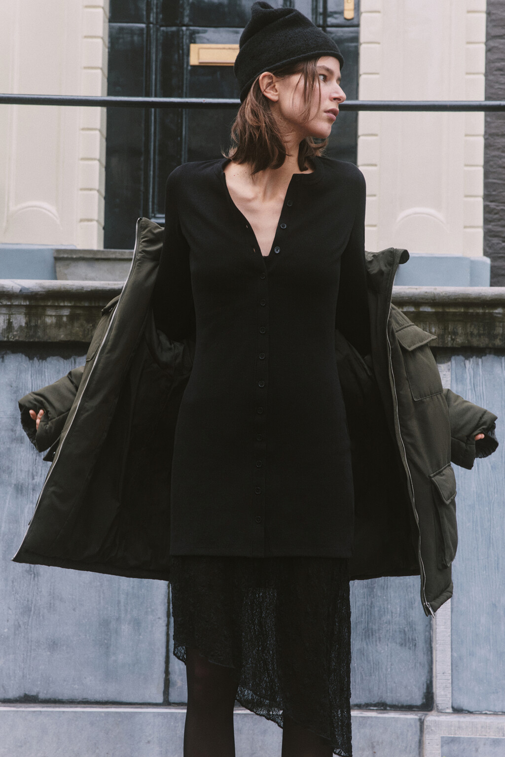 Платье мини трикотажное на пуговицах - цвет черный - 7