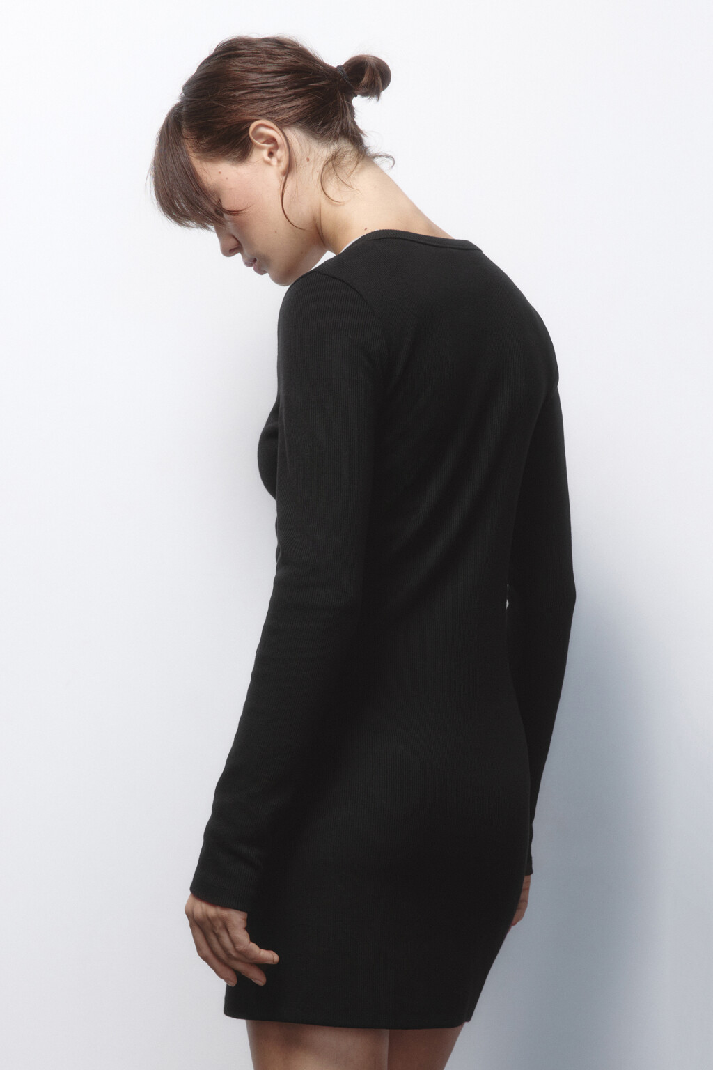 Платье мини трикотажное на пуговицах - цвет черный - 4