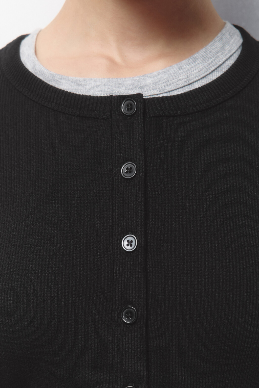 Платье мини трикотажное на пуговицах - цвет черный - 5