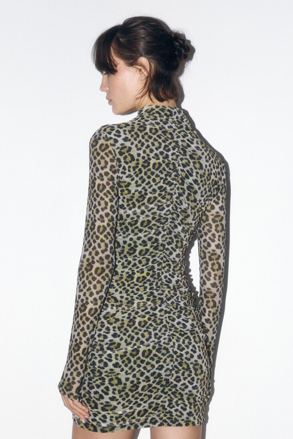 Платье-водолазка мини сетчатое с леопардовым принтом - цвет бежевый - 5