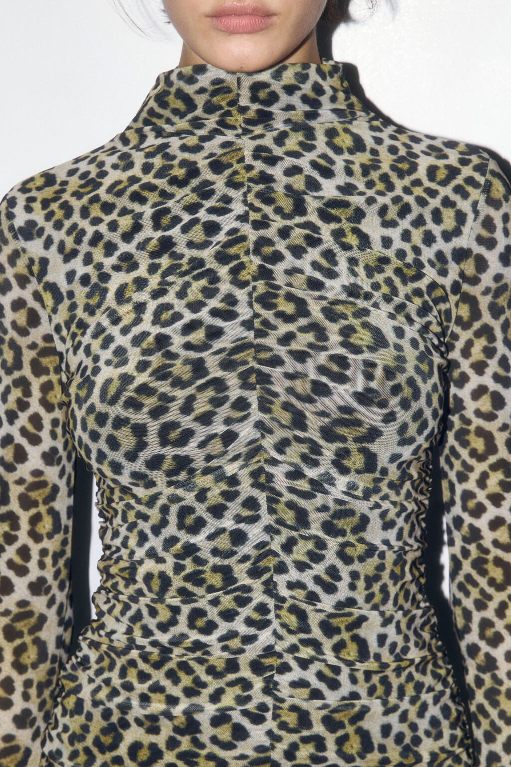 Платье-водолазка мини сетчатое с леопардовым принтом - цвет бежевый - 7