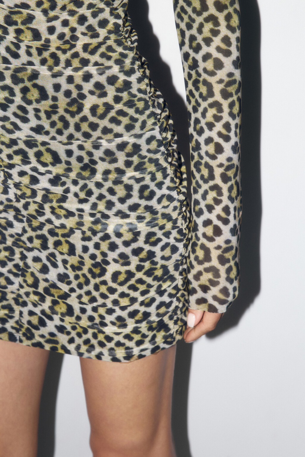 Платье-водолазка мини сетчатое с леопардовым принтом - цвет бежевый - 8