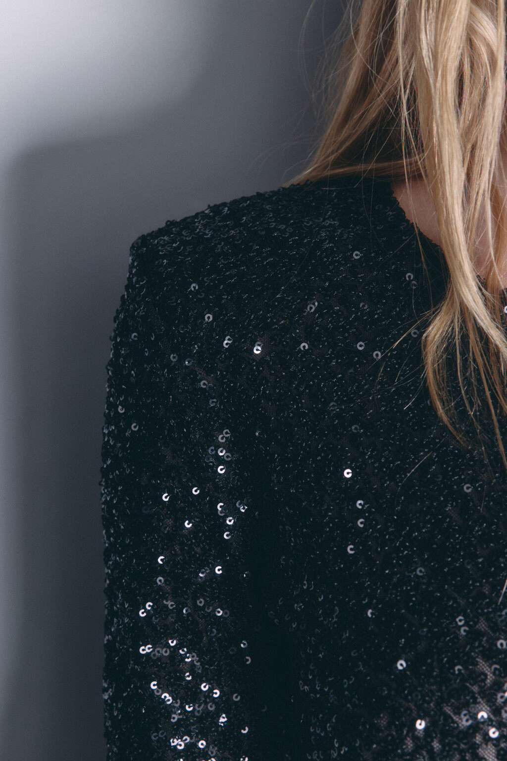 Платье-футляр мини блестящее с пайетками - цвет черный - 7