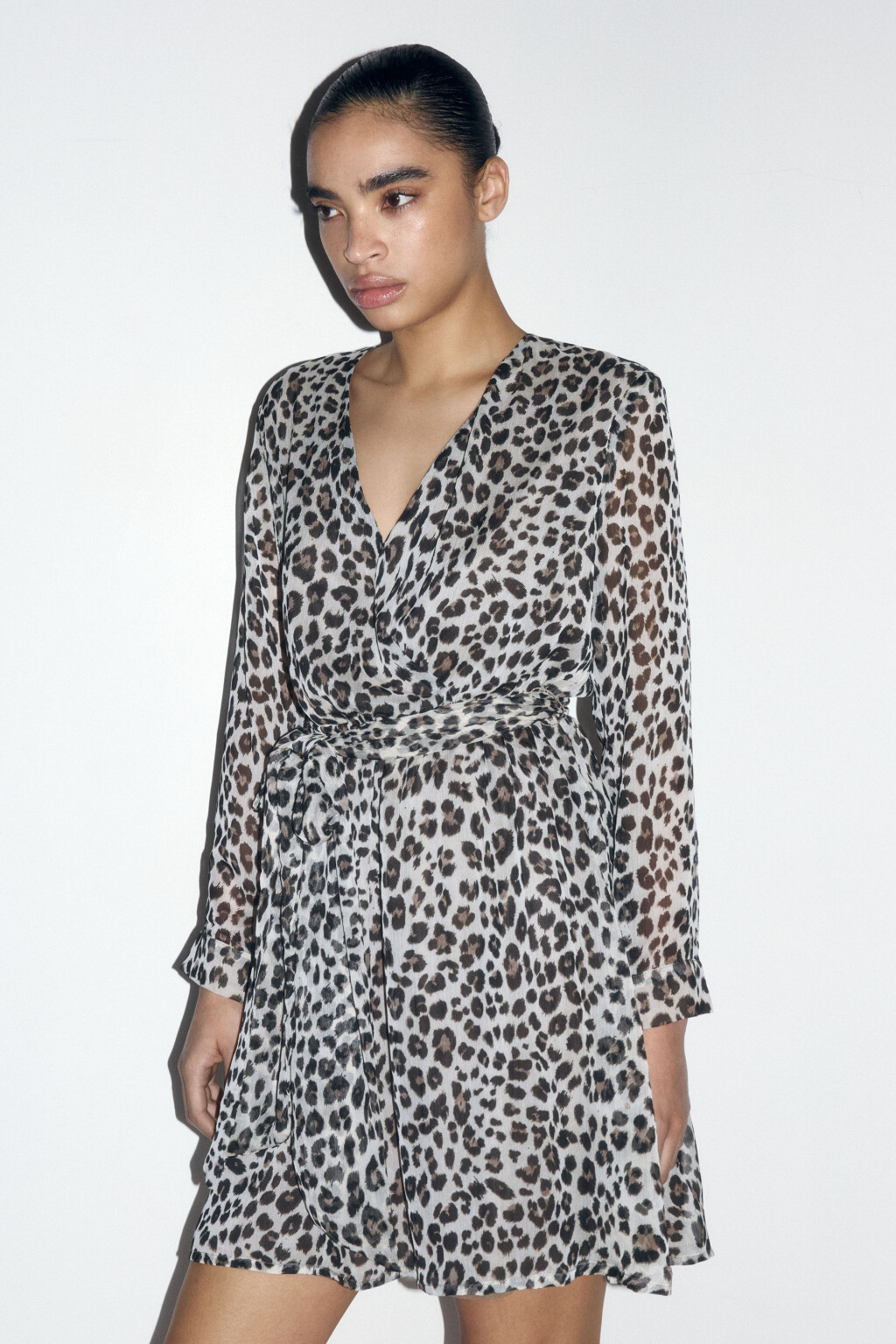 Платье мини шифоновое с запахом и принтом - цвет бежевый - 3