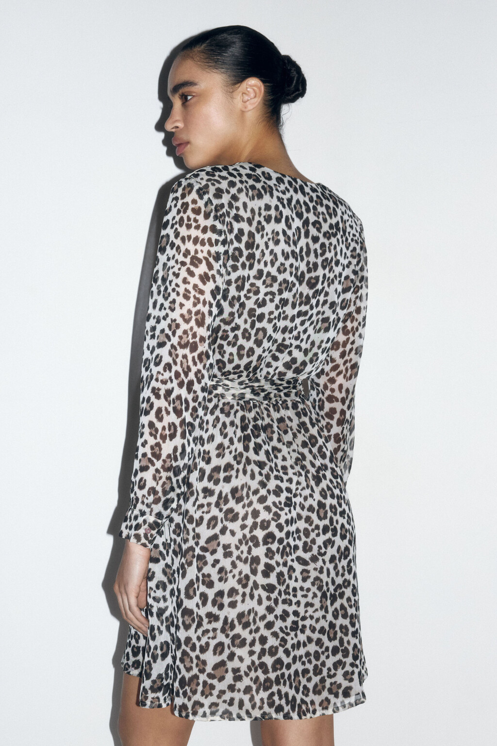 Платье мини шифоновое с запахом и принтом - цвет бежевый - 4