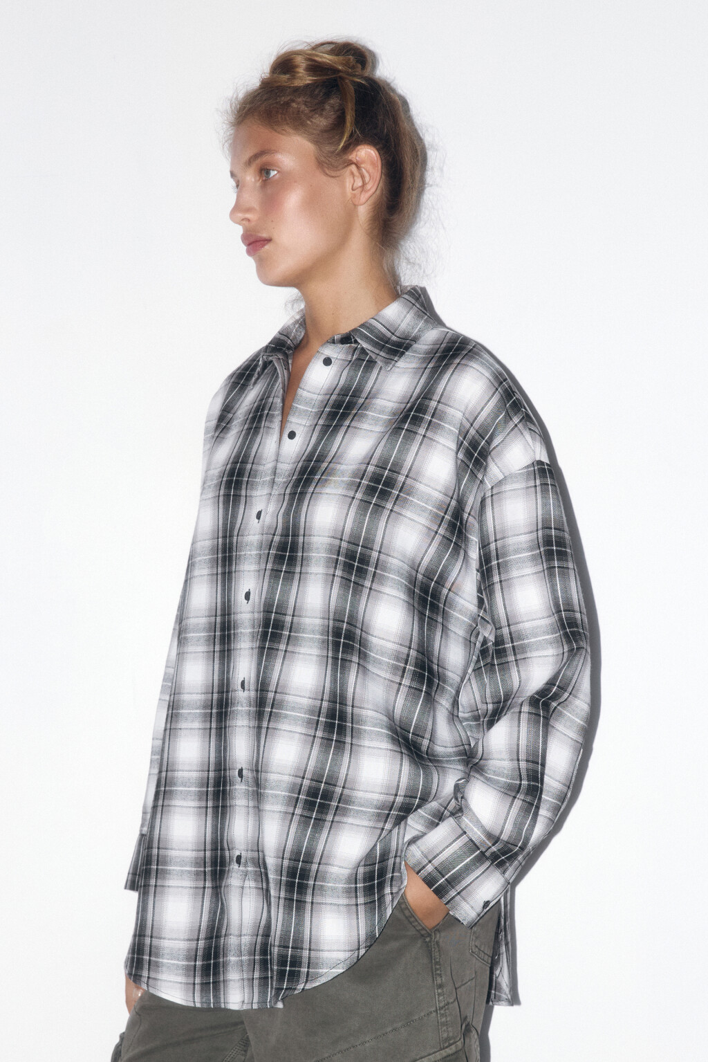 Рубашка oversize с принтом в черно-белую клетку - цвет черный - 3
