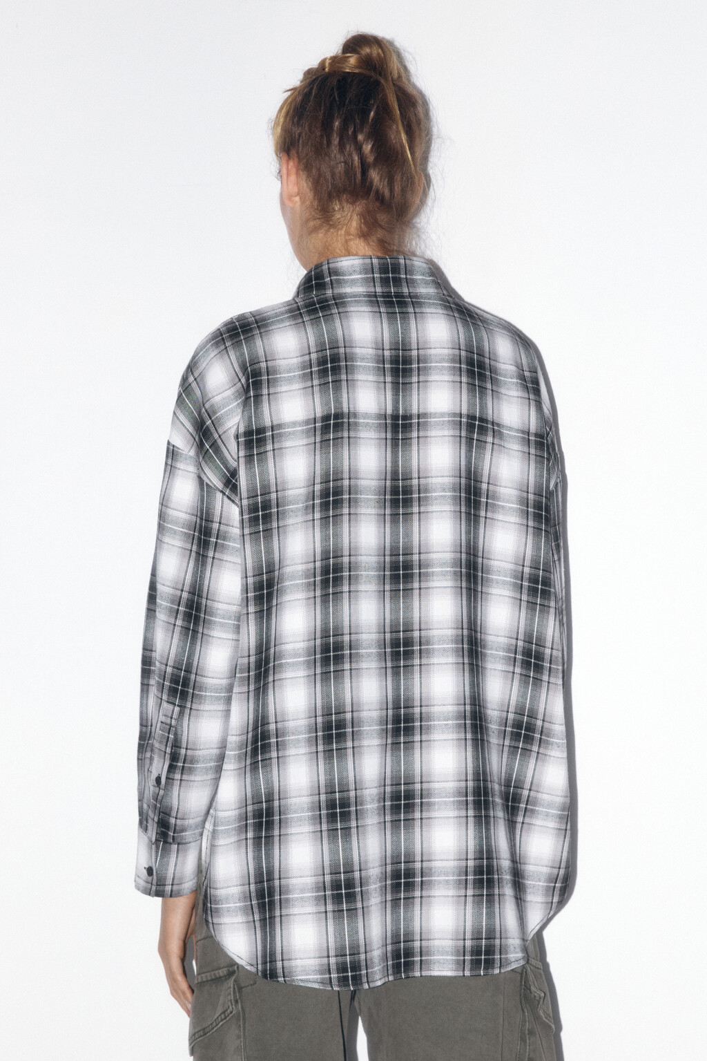 Рубашка oversize с принтом в черно-белую клетку - цвет черный - 4