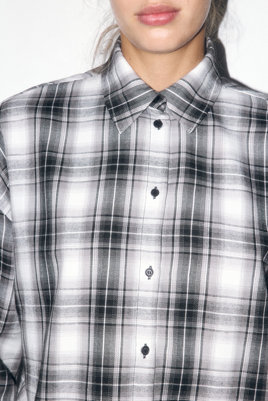 Рубашка oversize с принтом в черно-белую клетку - цвет черный - 6
