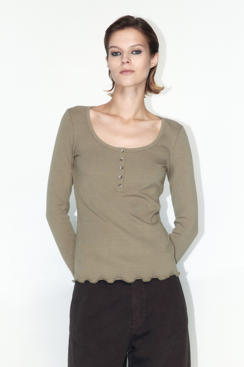 Лонгслив в рубчик с застежкой на груди - цвет зеленый - 2