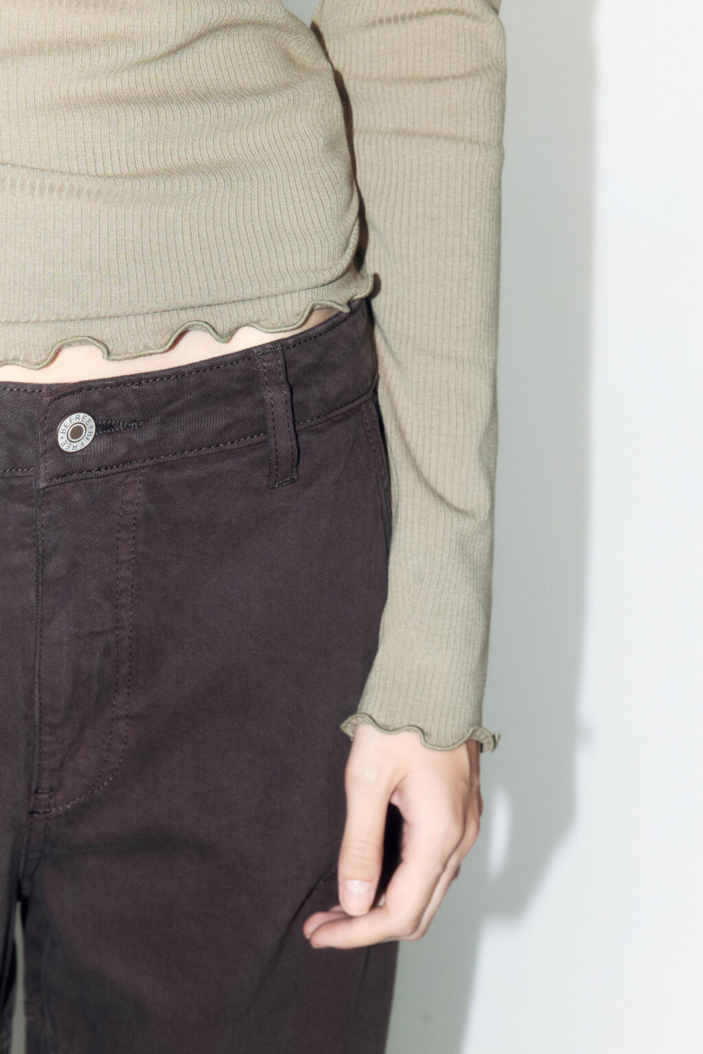 Лонгслив в рубчик с застежкой на груди - цвет зеленый - 7