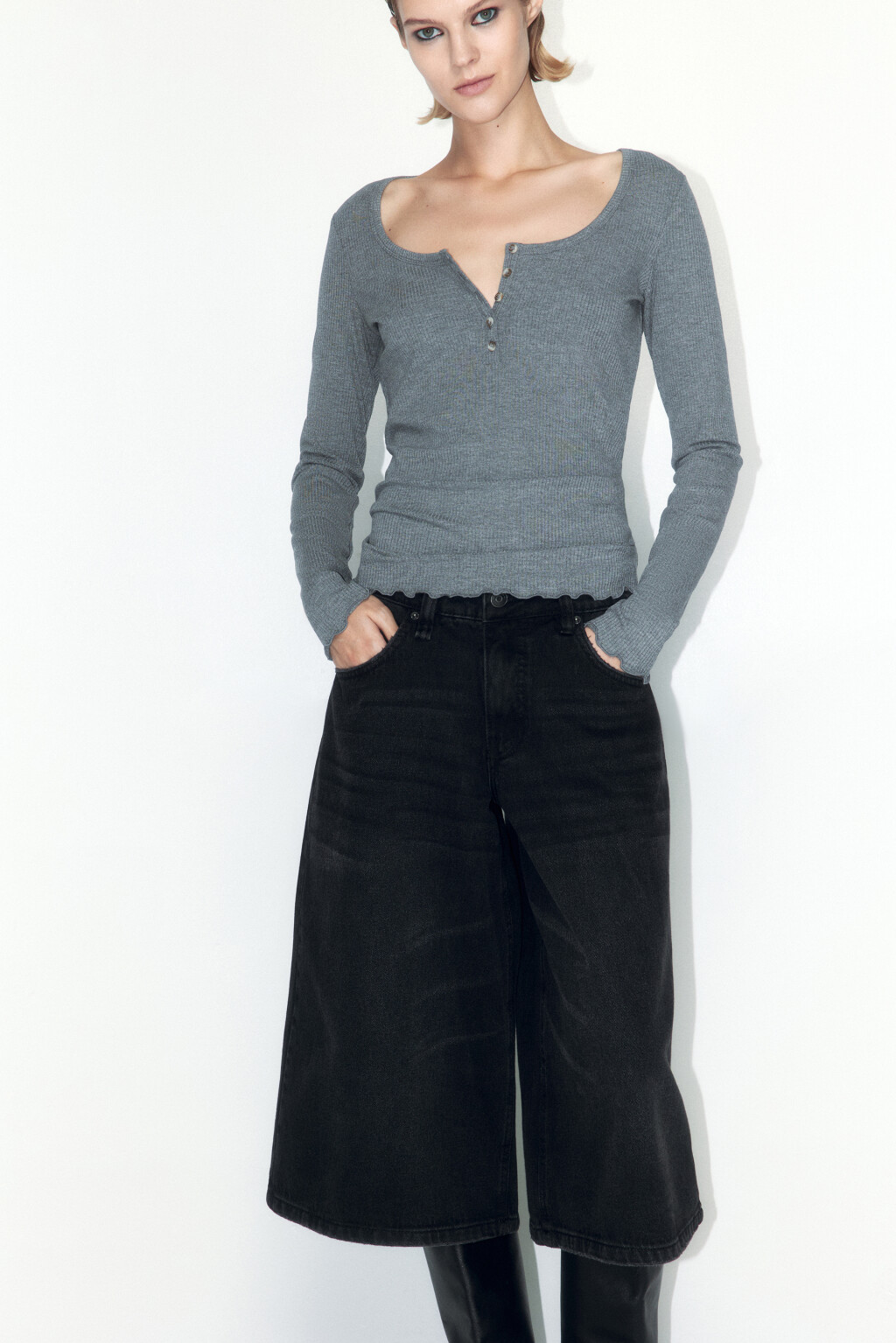 Лонгслив в рубчик с застежкой на груди - цвет серый - 4