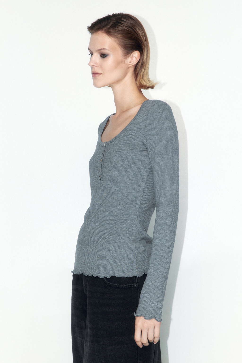 Лонгслив в рубчик с застежкой на груди - цвет серый - 2