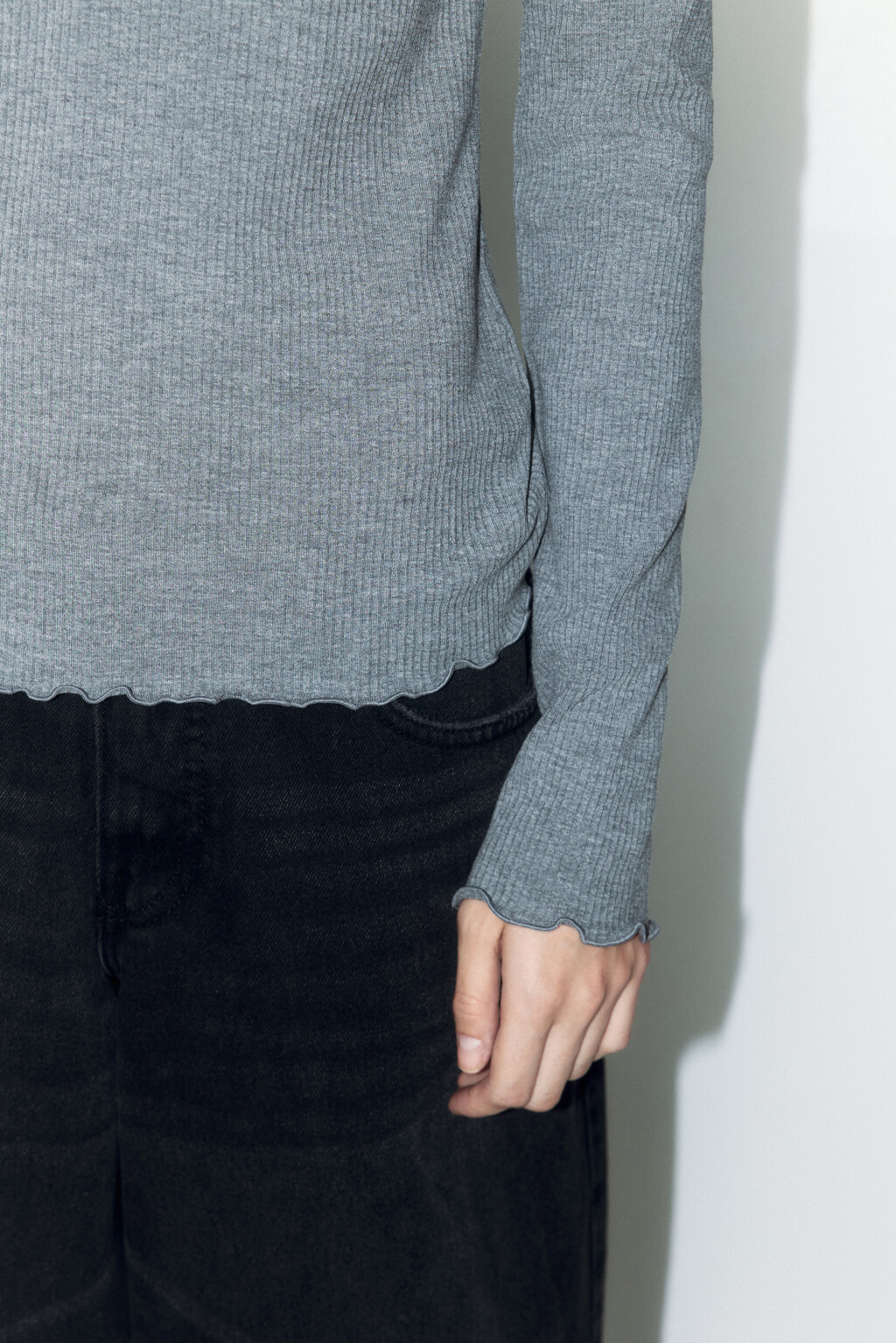 Лонгслив в рубчик с застежкой на груди - цвет серый - 7