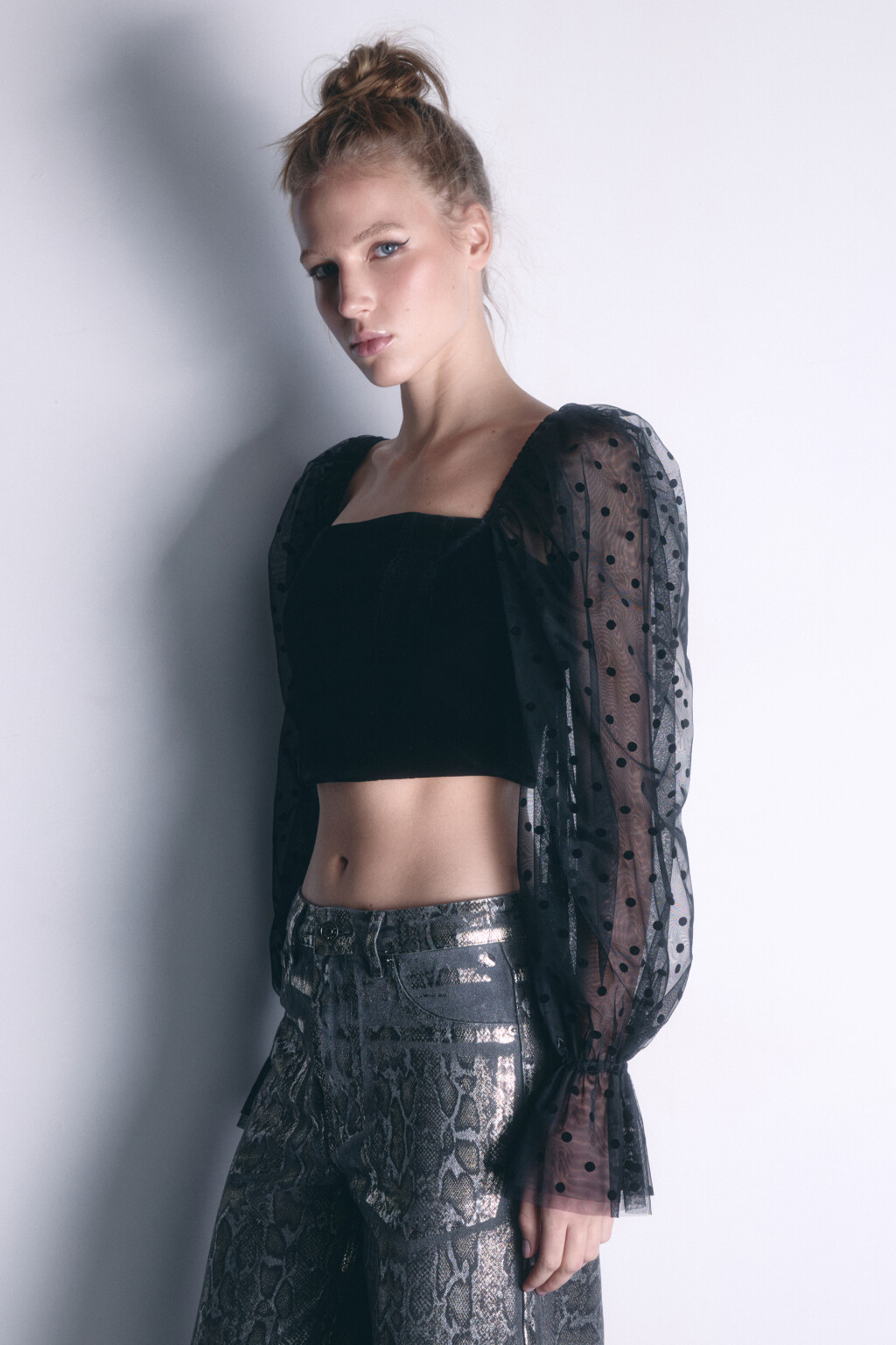 Топ-корсет бархатный с пышными рукавами - цвет черный - 3