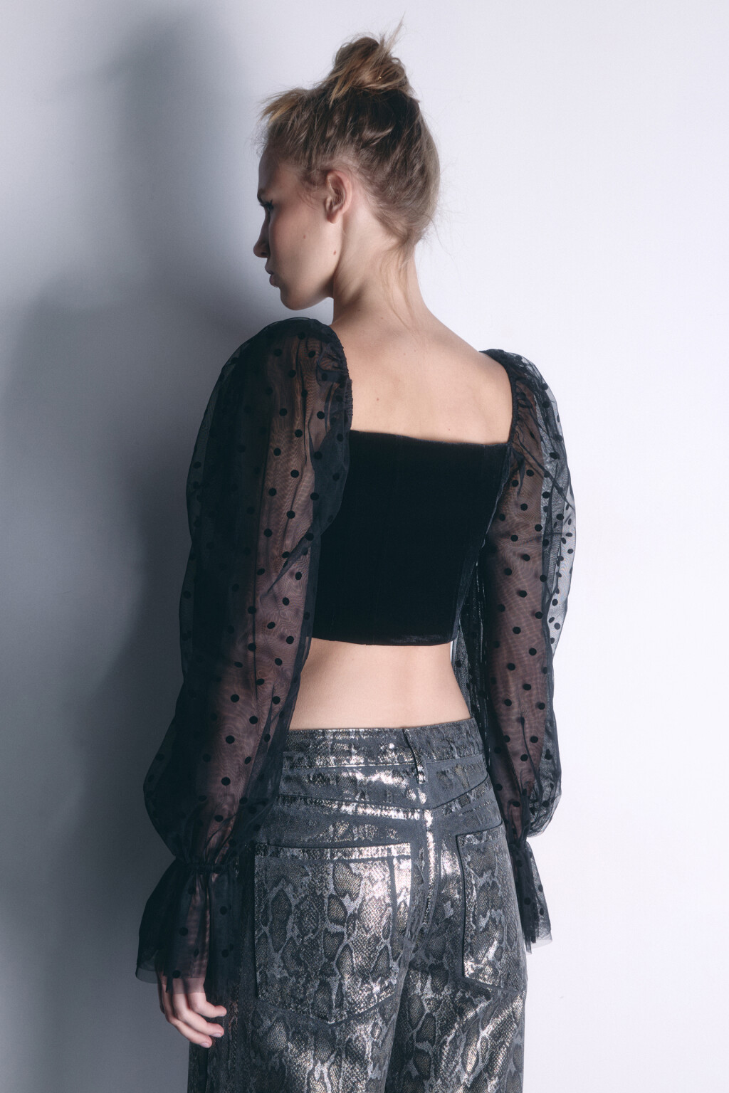 Топ-корсет бархатный с пышными рукавами - цвет черный - 4