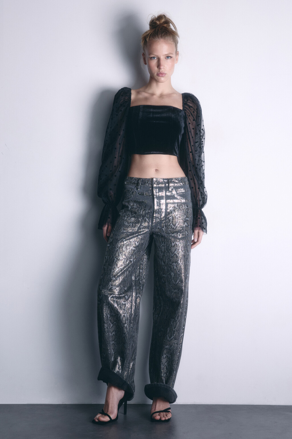 Топ-корсет бархатный с пышными рукавами - цвет черный - 5