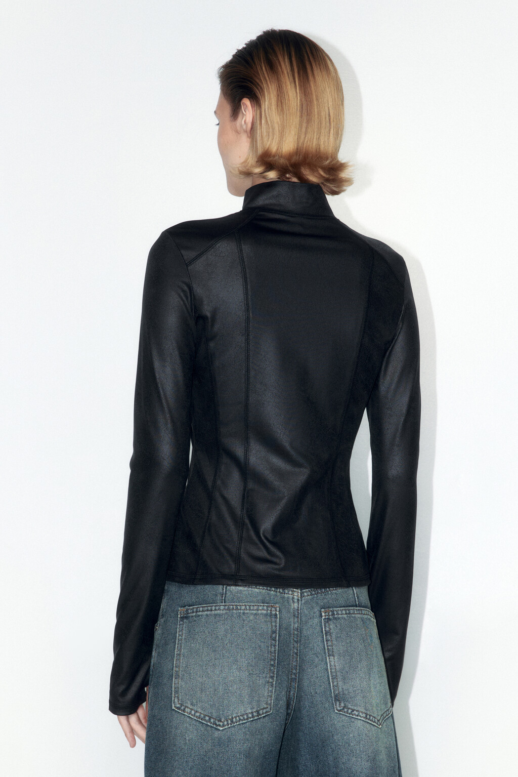 Лонгслив на молнии из трикотажа с имитацией кожи - цвет черный - 4