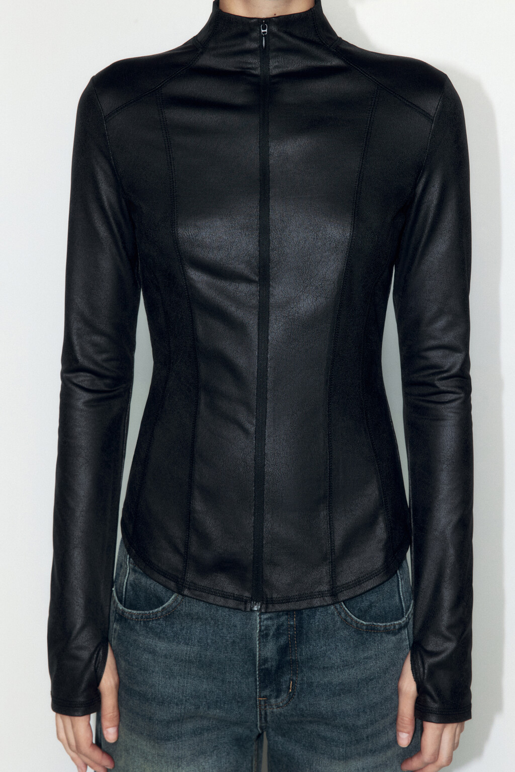 Лонгслив на молнии из трикотажа с имитацией кожи - цвет черный - 6