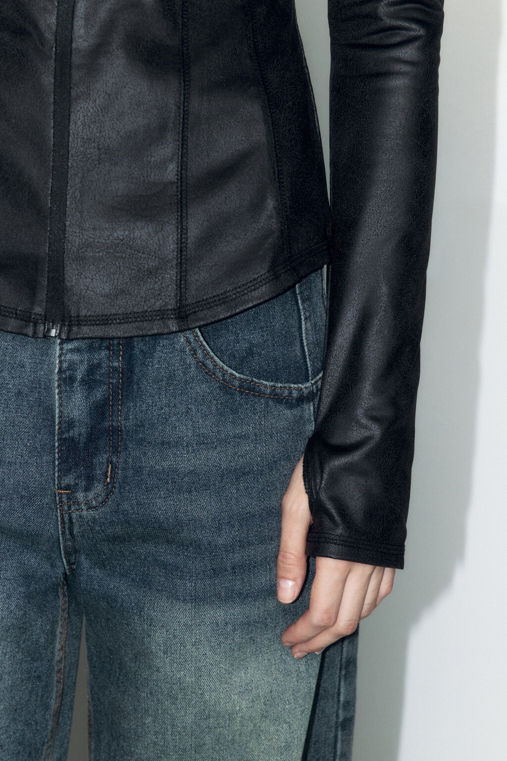 Лонгслив на молнии из трикотажа с имитацией кожи - цвет черный - 7