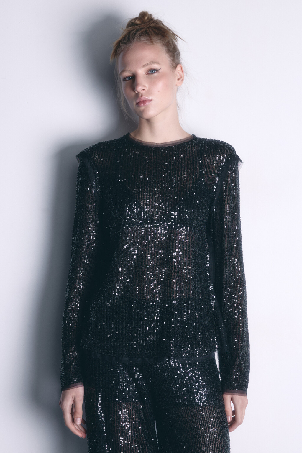 Лонгслив трикотажный с пайетками - цвет черный - 2