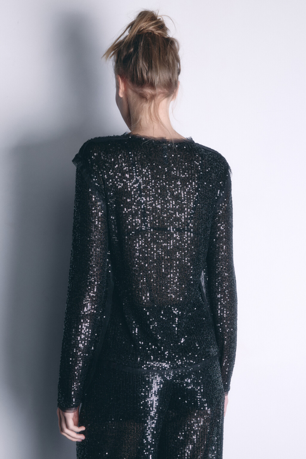 Лонгслив трикотажный с пайетками - цвет черный - 4