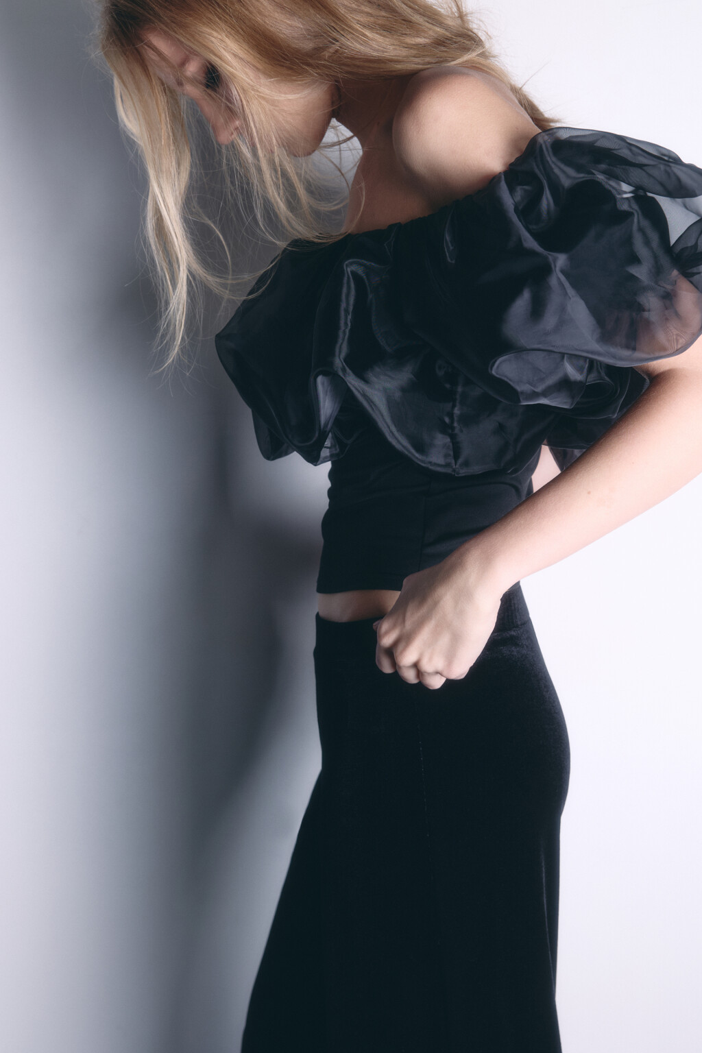 Топ off-shoulders с пышным лифом из органзы - цвет черный - 1