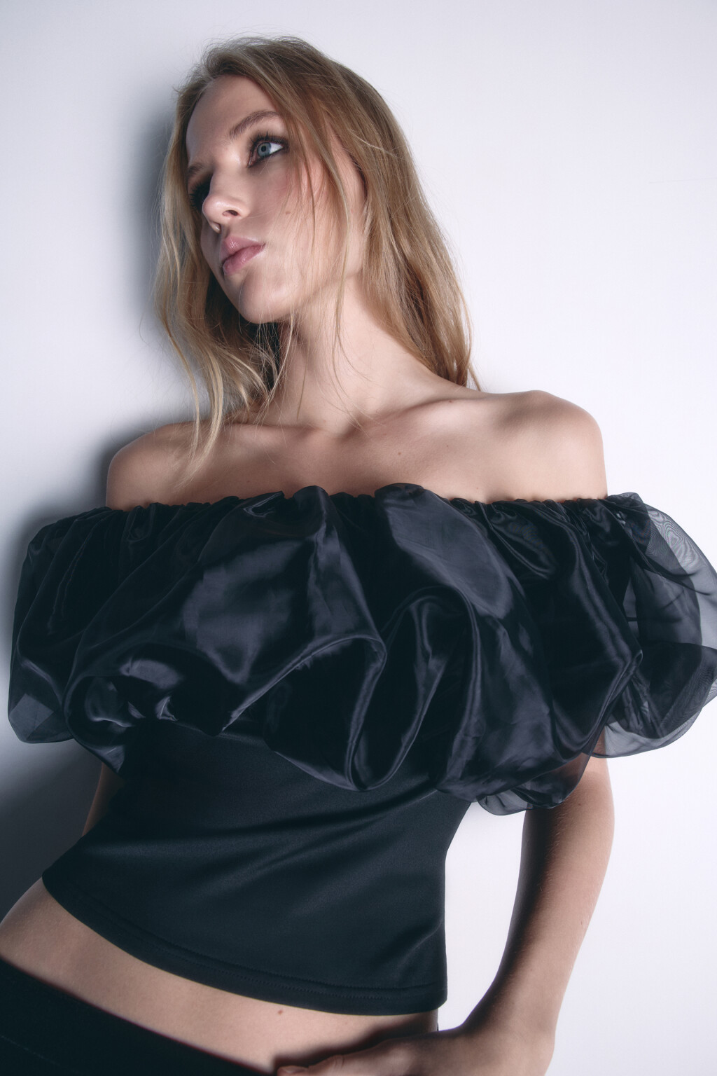 Топ off-shoulders с пышным лифом из органзы - цвет черный - 2