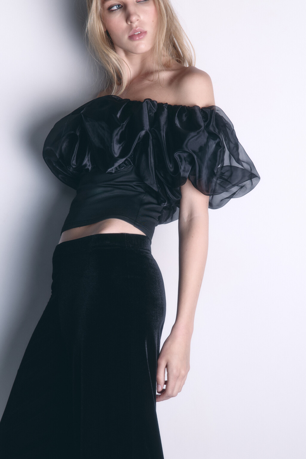 Топ off-shoulders с пышным лифом из органзы - цвет черный - 3