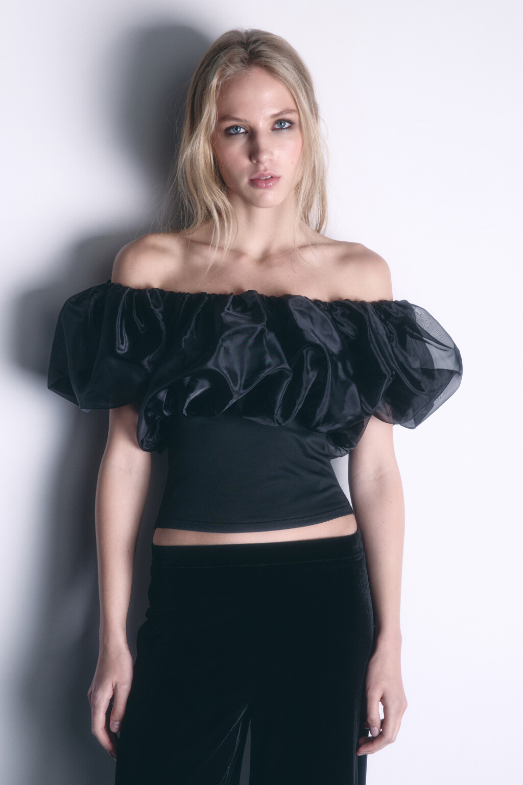 Топ off-shoulders с пышным лифом из органзы - цвет черный - 4