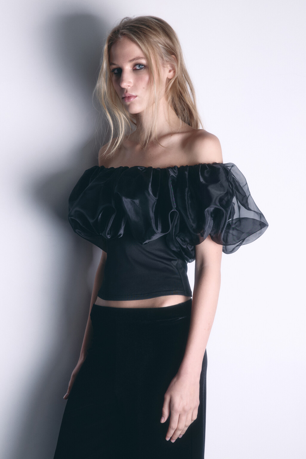 Топ off-shoulders с пышным лифом из органзы - цвет черный - 5