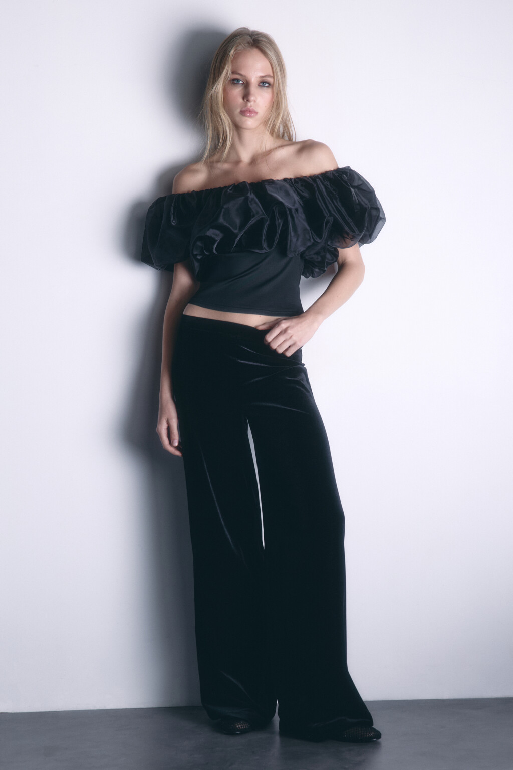 Топ off-shoulders с пышным лифом из органзы - цвет черный - 7