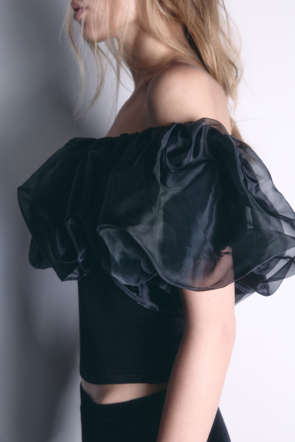 Топ off-shoulders с пышным лифом из органзы - цвет черный - 8