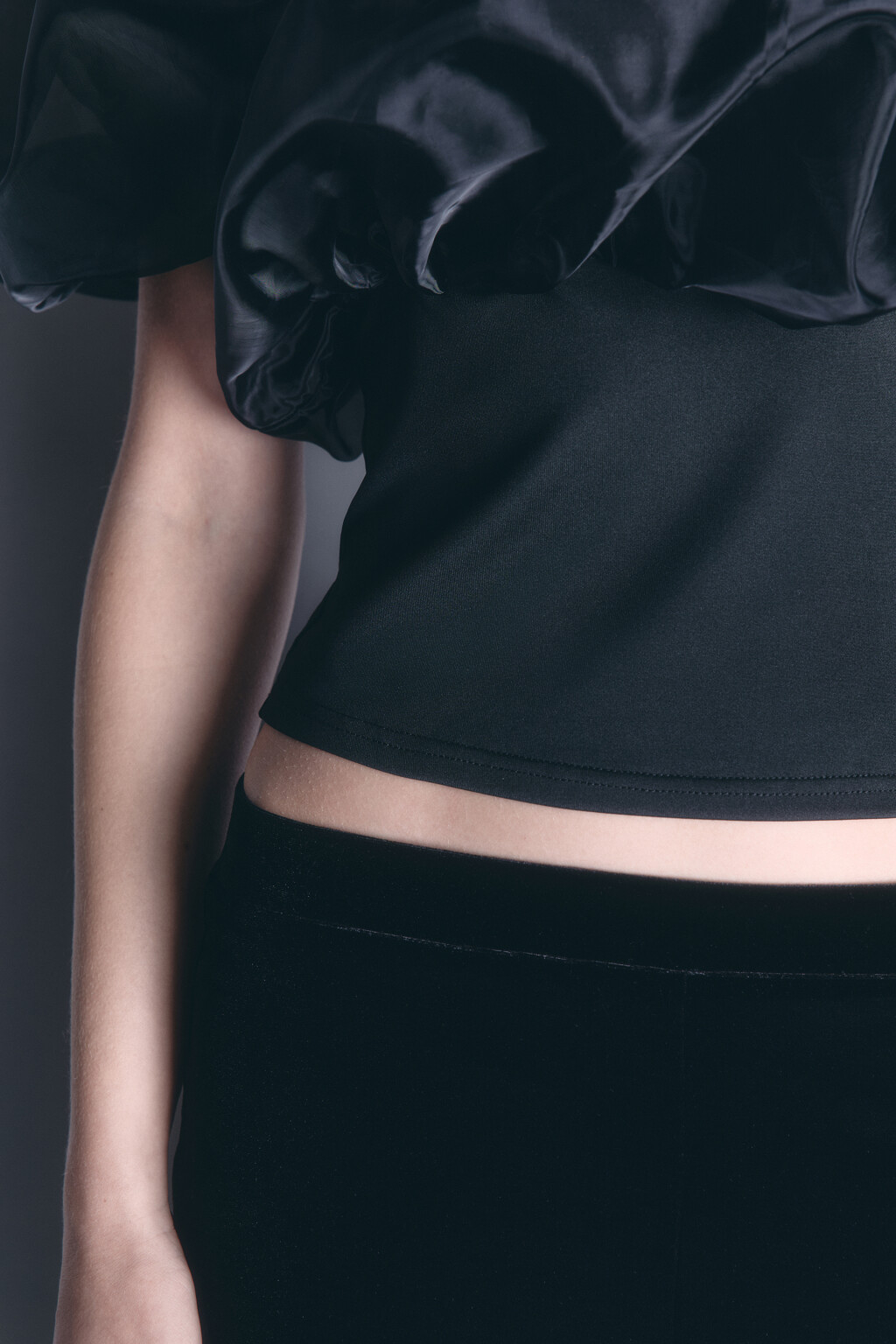 Топ off-shoulders с пышным лифом из органзы - цвет черный - 9