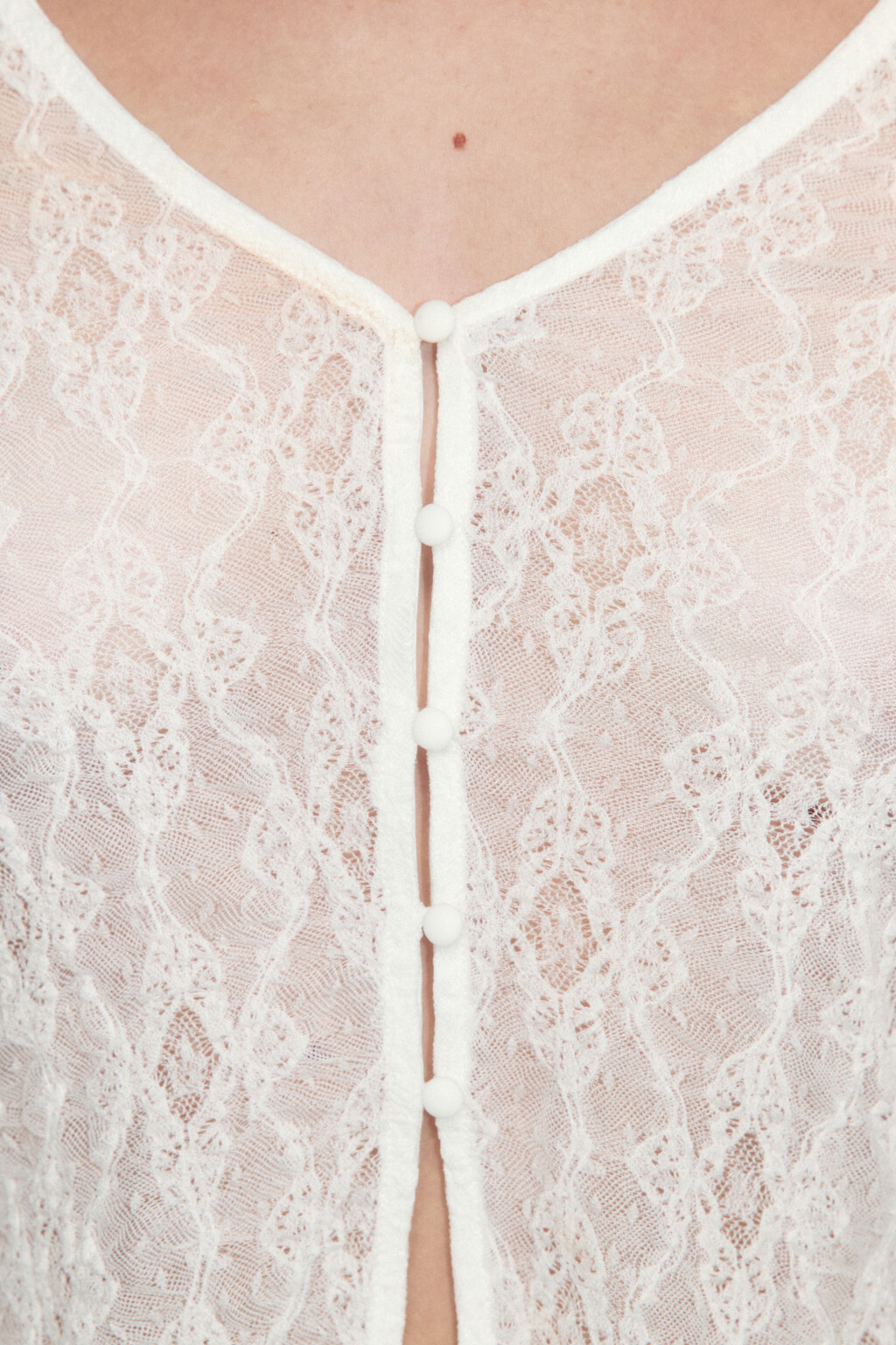 Блузка-лонгслив кружевная на пуговицах - цвет белый - 4