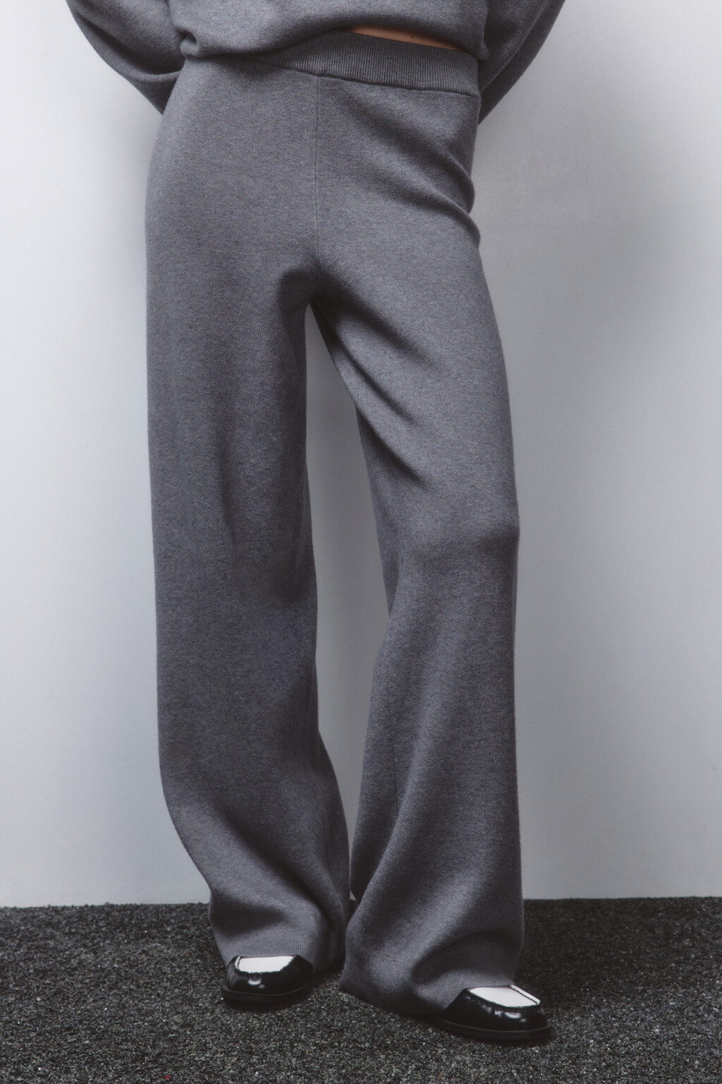 Брюки прямые из вязаного трикотажа - цвет серый - 2