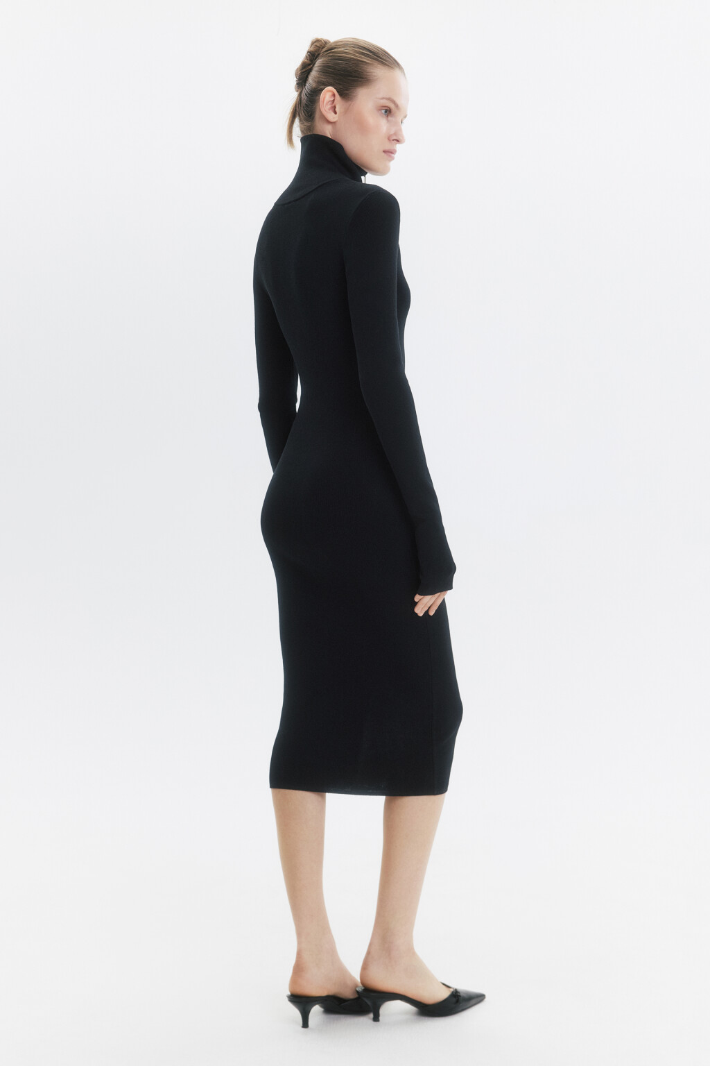 Платье-свитер миди облегающее с воротником на молнии - цвет черный - 4