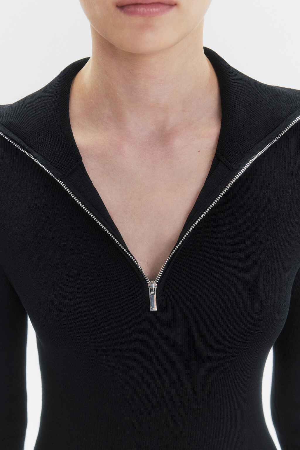 Платье-свитер миди облегающее с воротником на молнии - цвет черный - 5