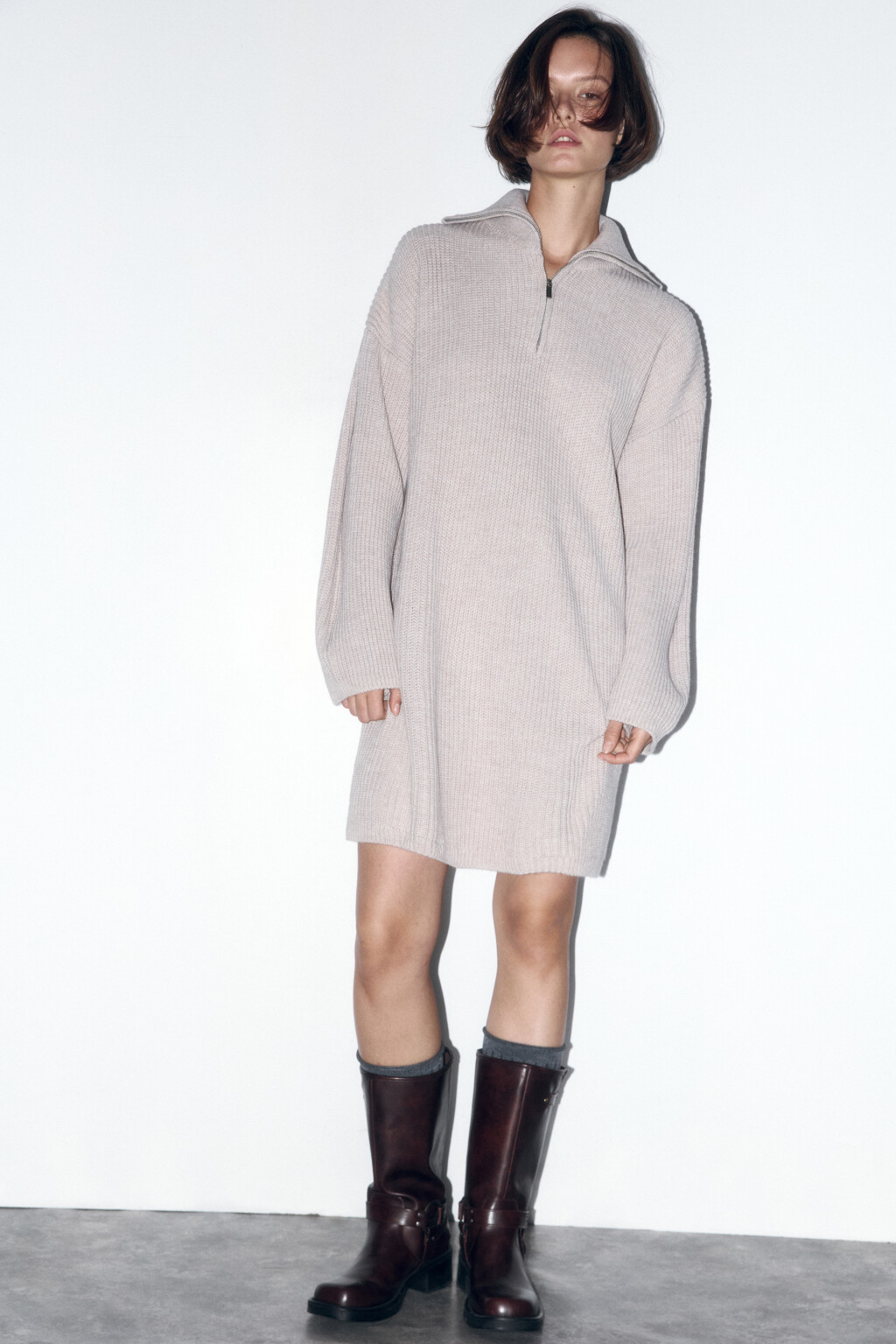 Платье-свитер мини с воротником на молнии - цвет бежевый - 2