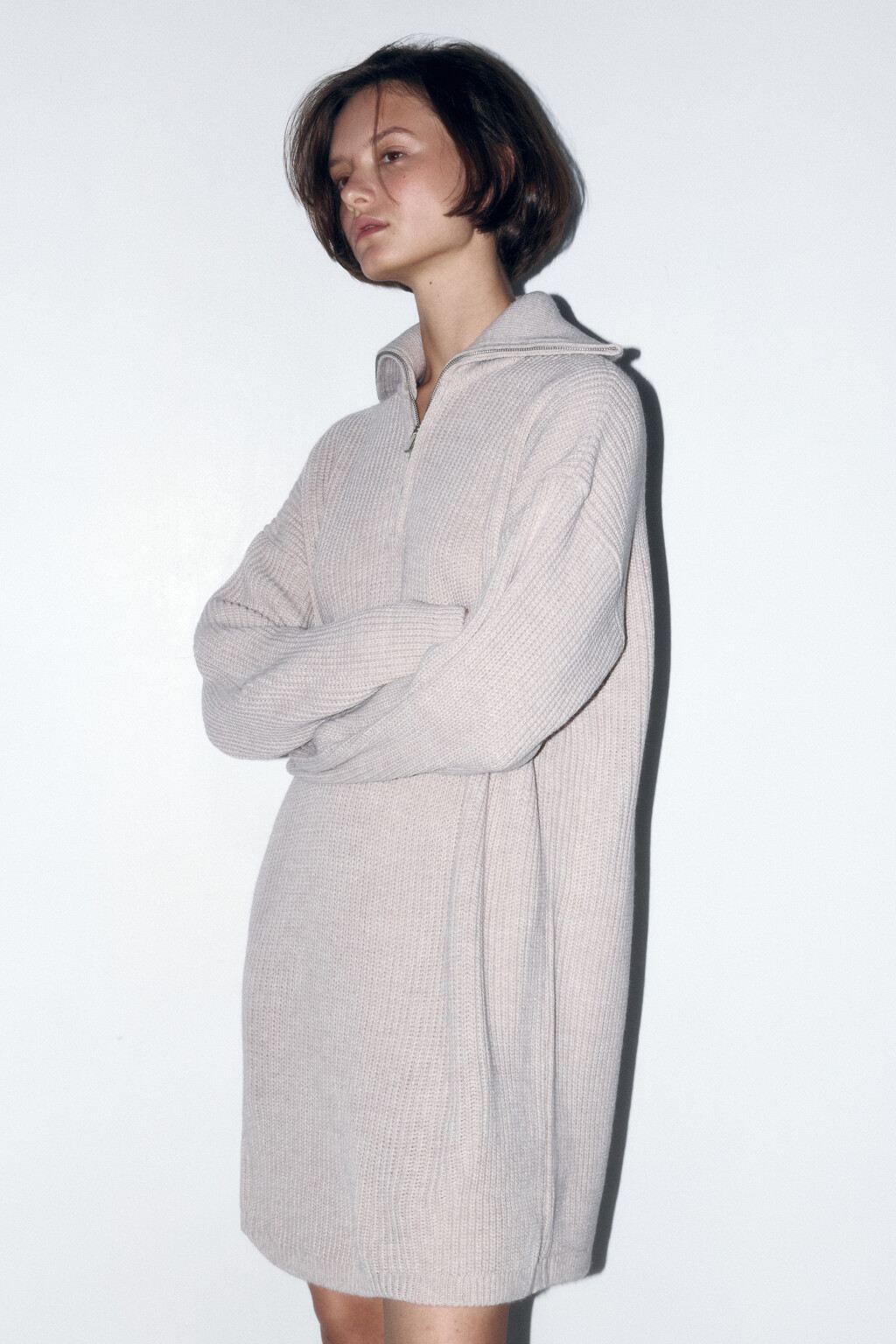 Платье-свитер мини с воротником на молнии - цвет бежевый - 4