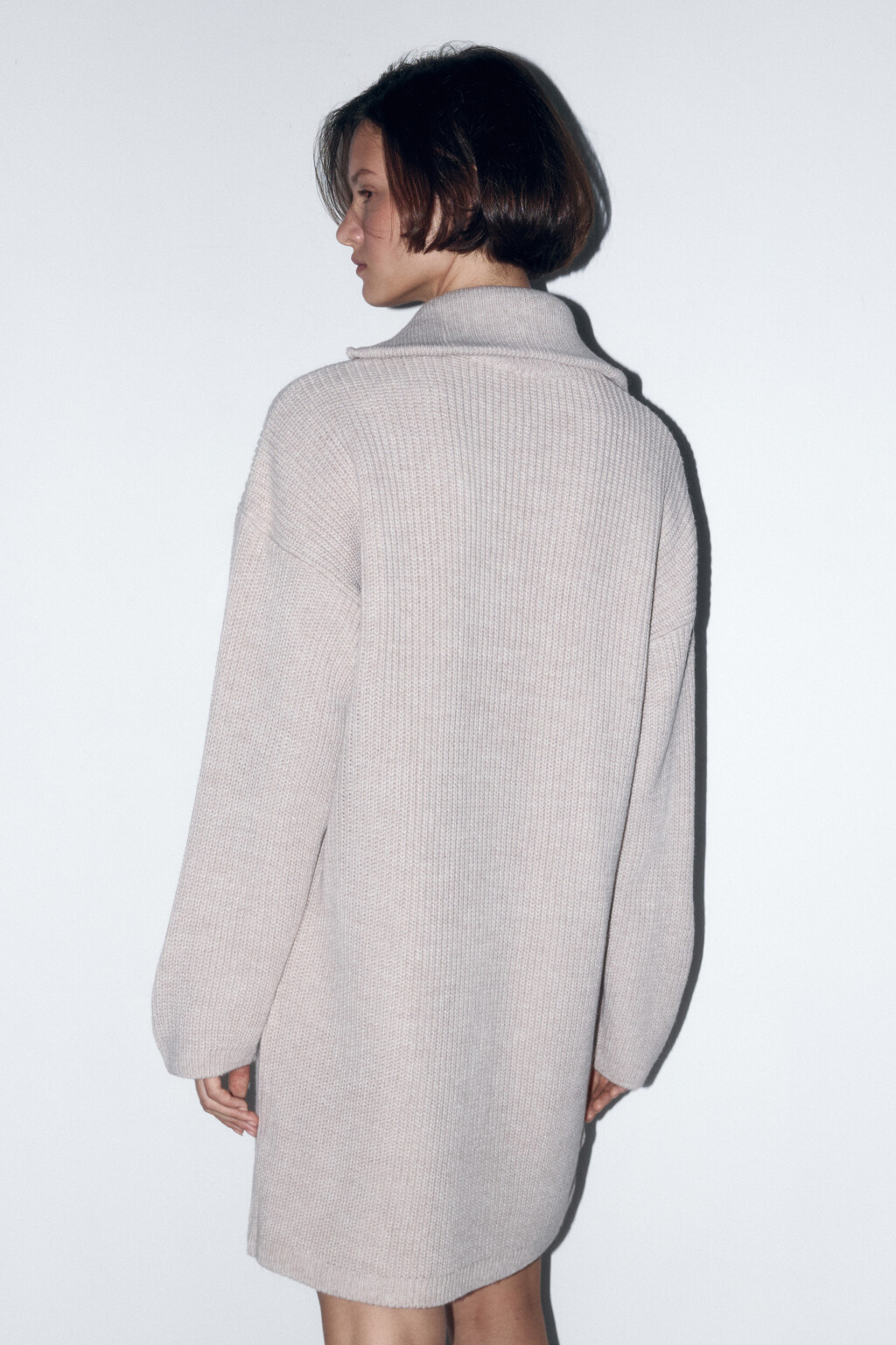 Платье-свитер мини с воротником на молнии - цвет бежевый - 5