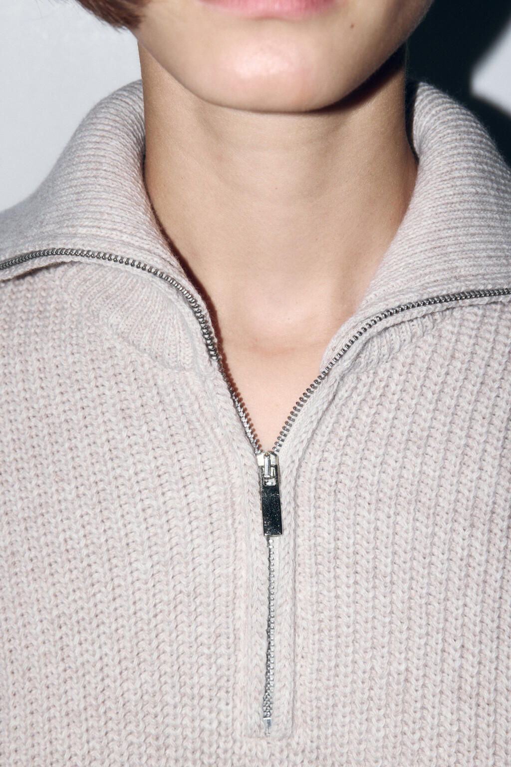 Платье-свитер мини с воротником на молнии - цвет бежевый - 7