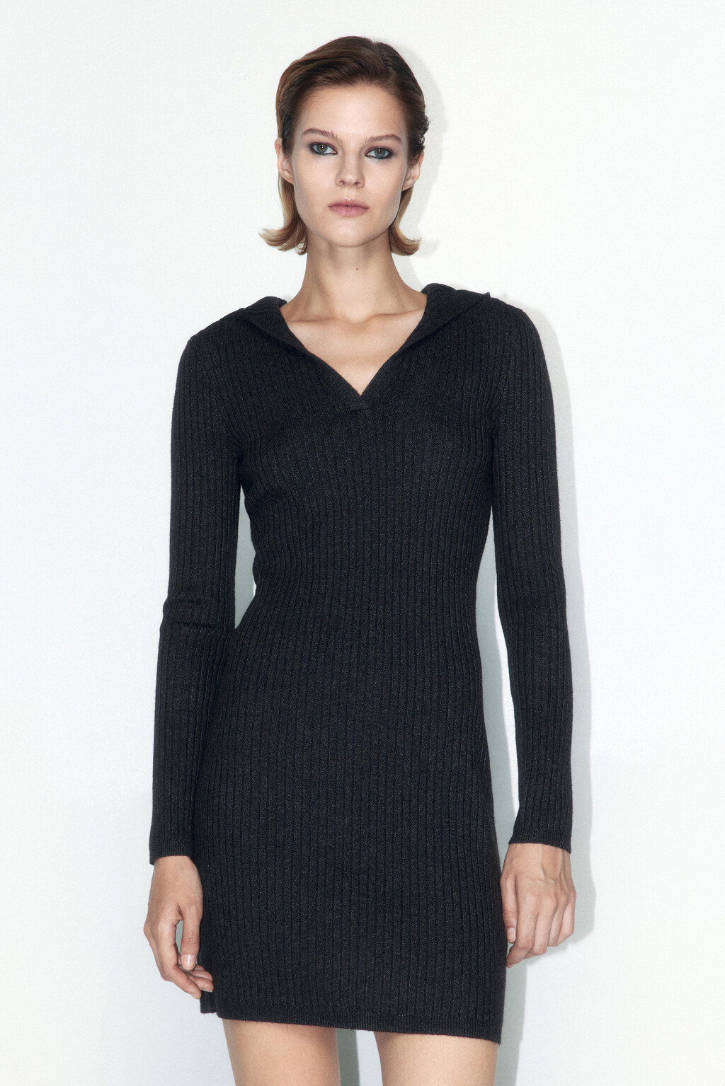 Платье мини вязаное в рубчик с капюшоном - цвет серый - 2