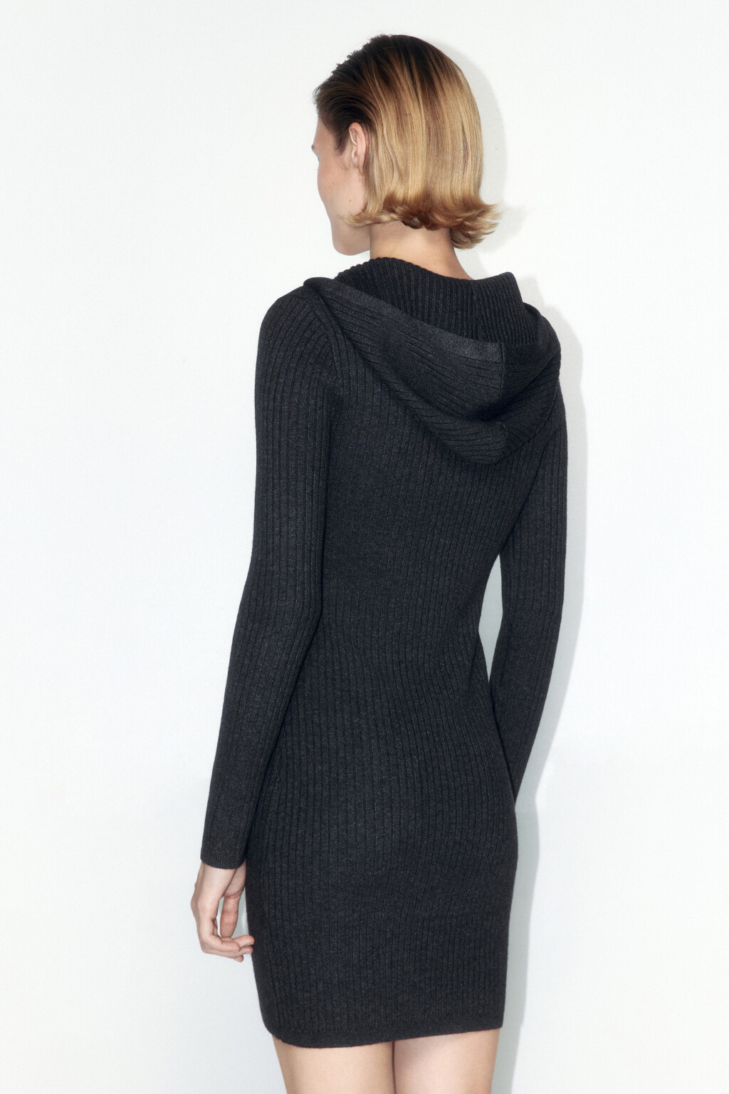 Платье мини вязаное в рубчик с капюшоном - цвет серый - 4