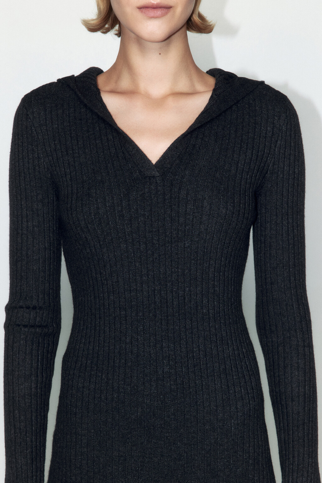 Платье мини вязаное в рубчик с капюшоном - цвет серый - 6