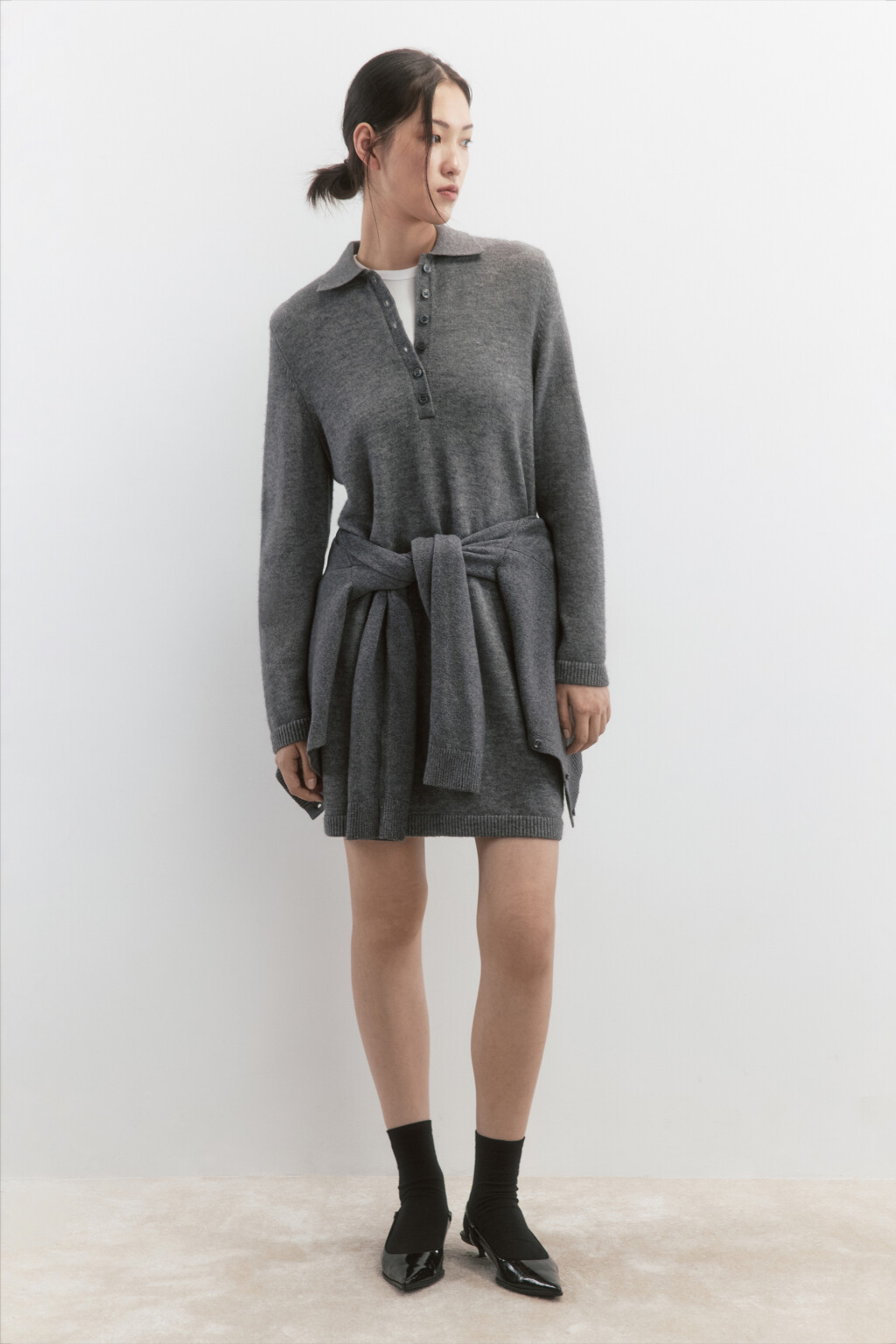 Платье миди вязаное с воротником-поло - цвет серый - 1